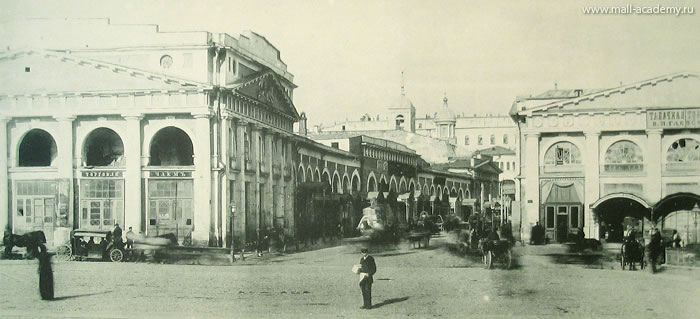 Верхние ряды перед их закрытием в 1886 году. Фасад здания Верхних Рядов по Ильинке.